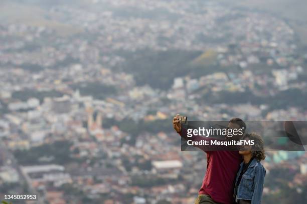 vater und tochter machen selfie auf dem gipfel des berges - girl mound stock-fotos und bilder