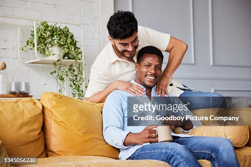 legal aerolíneas clímax Hombre Gay Dando Un Masaje A Su Pareja Sonriente Mientras Se Relaja En Casa  Foto de stock - Getty Images