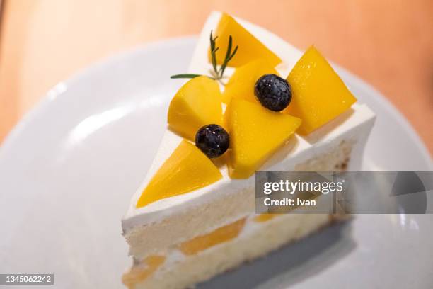 delicious mango cream cake - gâteau stockfoto's en -beelden