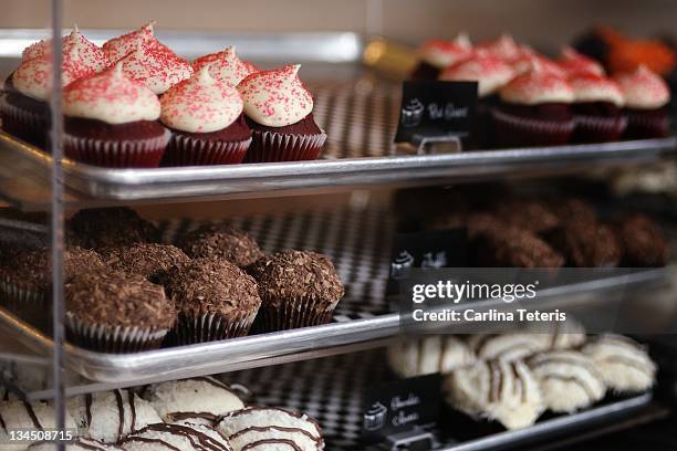 cupcake display - boulangerie vitrine stockfoto's en -beelden