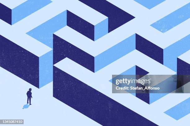 mann vor labyrintheingang - geometric maze stock-grafiken, -clipart, -cartoons und -symbole