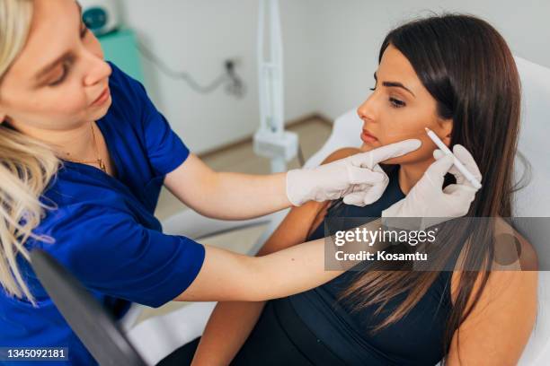 a modernly equipped clinic that provides the best care for your skin and your body - dermatologists talking to each other patient stock pictures, royalty-free photos & images