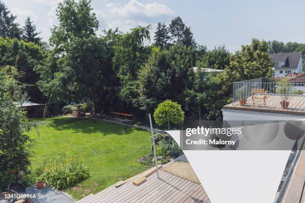 rooftop terrace with view onto the garden. newly renovated home. - zonnescherm gebouwonderdeel stockfoto's en -beelden