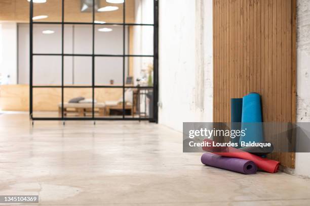 yoga room - yoga studio stock pictures, royalty-free photos & images