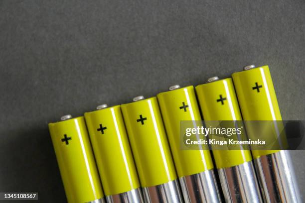 batteries - pila fotografías e imágenes de stock