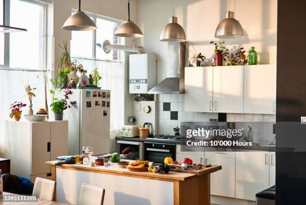 kitchen interior with food on counter - 住宅廚房 個照片及圖片檔
