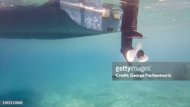 underwater photo of speed boat propeller - under water stockfoto's en -beelden