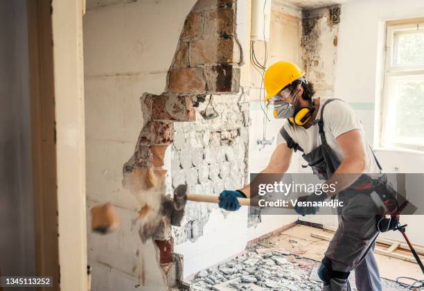 worker using  hammer - breaking window stockfoto's en -beelden