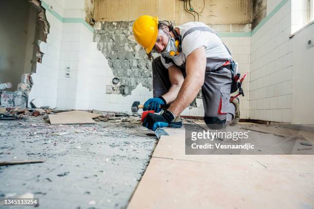worker using  hammer - crash site stockfoto's en -beelden