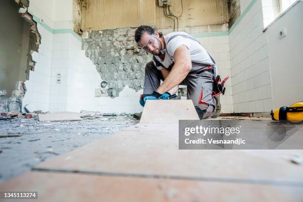 worker using  hammer - building site accidents stock pictures, royalty-free photos & images