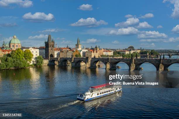 prague. the vlatva river and the charles bridge. - rivière vltava photos et images de collection