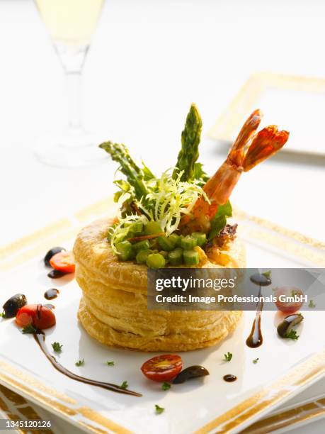 asparagus and prawn vol-au-vent - blätterteigpastete stock-fotos und bilder