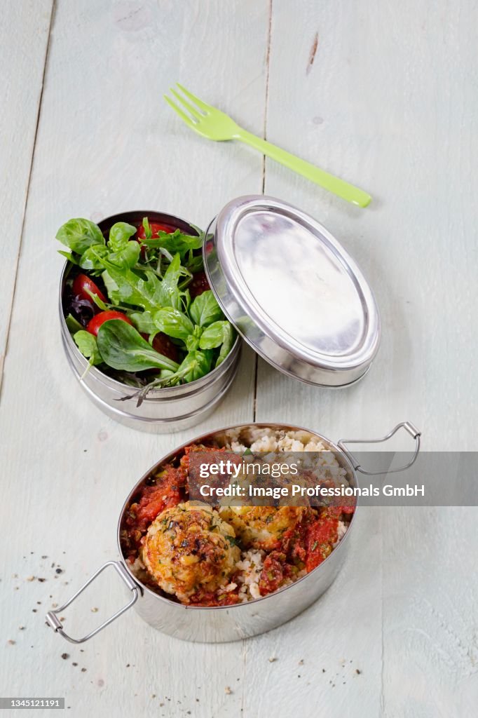 Lunch to go: couscous with cheese balls, tomato sauce and lambs lettuce with tomatoes