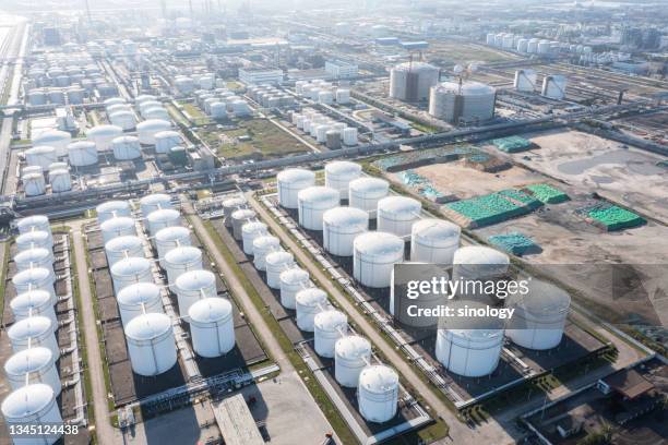 oil storage tanks in the port - tanque de combustível tanque de armazenamento - fotografias e filmes do acervo