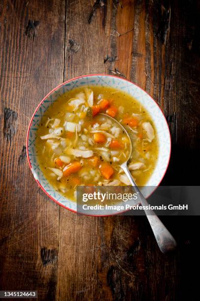 healthy chicken broth - hühnerbrühe stock-fotos und bilder