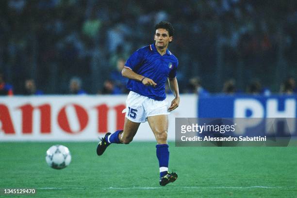 Roberto Baggio of Italy in action during the World Cup 1990 match between Italy and Uruguay on 25 June in Rome, Italy.