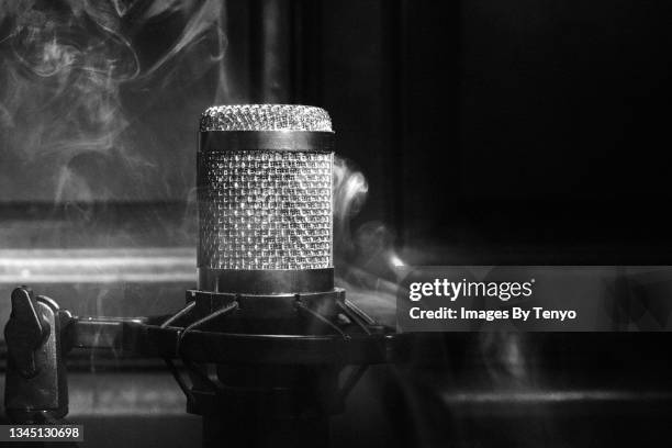 mic with smoke black and white - blues in the night stock-fotos und bilder