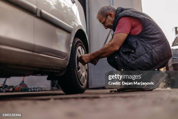 auto mechanic workshop - st helena ethnicity stock pictures, royalty-free photos & images