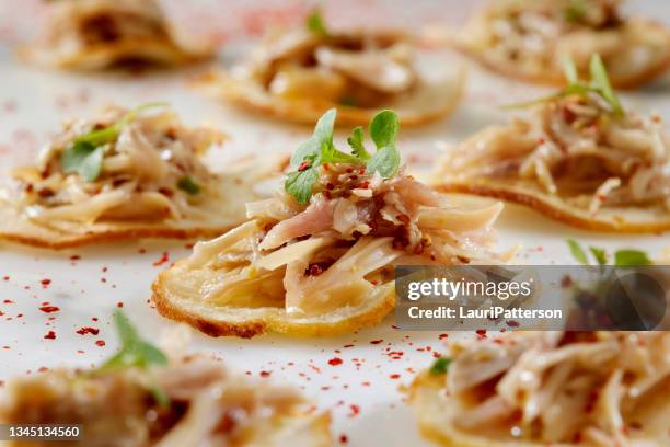 confit kaninchen auf crostini mit geröstetem knoblauch aioli - aioli stock-fotos und bilder