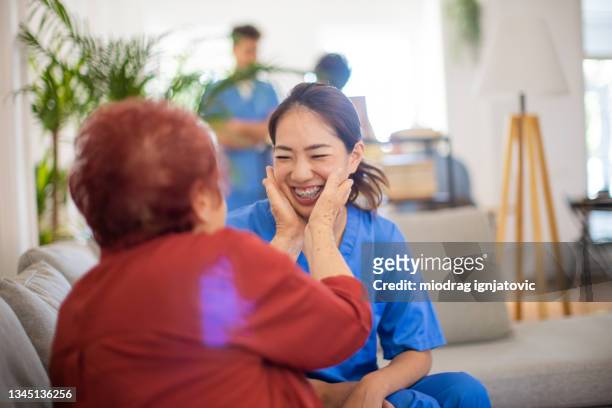 あなたは私の最大のサポートです - nursing home smiling ストックフォトと画像