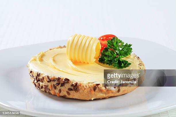 pane e burro - ricciolo di burro foto e immagini stock