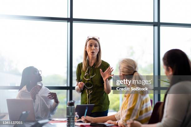 reunión de negocios en la sala de juntas - asertividad fotografías e imágenes de stock