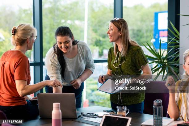 brainstorming as a group - reusable water bottle office stock pictures, royalty-free photos & images