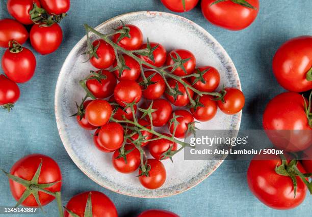 high angle view of cherry tomatoes on table - 蕃茄 個照片及圖片檔