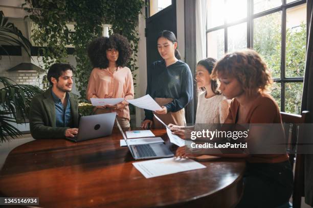 liberi professionisti che lavorano su nuovi progetti - case study foto e immagini stock