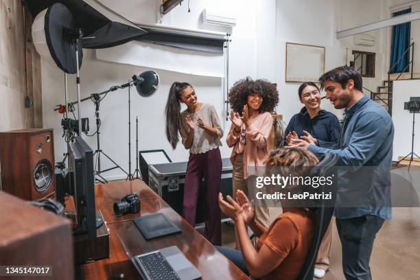 fotografin und ihr team kontragieren nach dem shooting - creative director stock-fotos und bilder
