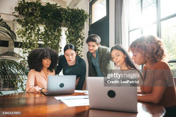 liberi professionisti che lavorano su nuovi progetti - case study foto e immagini stock