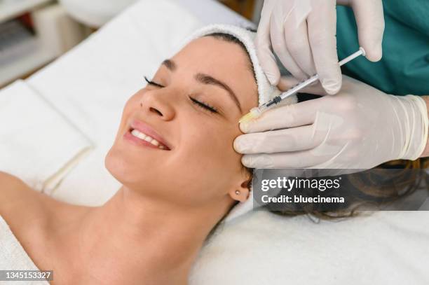 beauty treatment with botox - jukbeen stockfoto's en -beelden