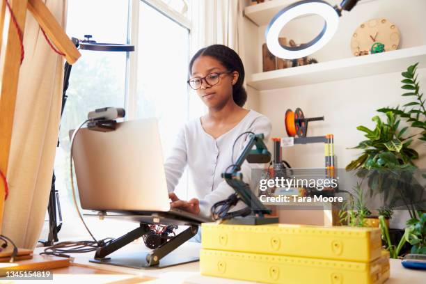 teenage girl using laptop in coding workshop - femalefocuscollection stock-fotos und bilder