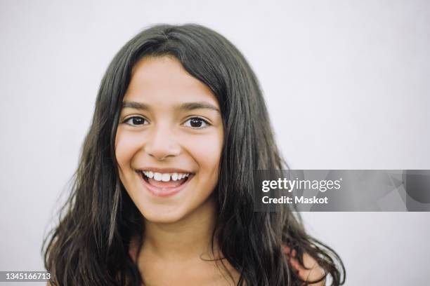 portrait of girl against white background in studio - black hair imagens e fotografias de stock