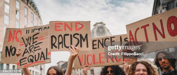 people are marching on strike against racism - activists protests outside of trump tower in chicago stockfoto's en -beelden