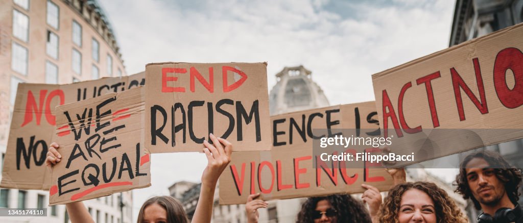 As pessoas estão marchando em greve contra o racismo