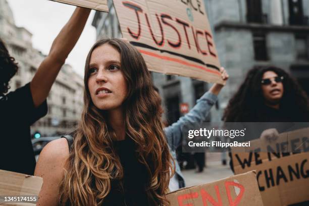 protestation des gens contre le racisme - women protest photos et images de collection