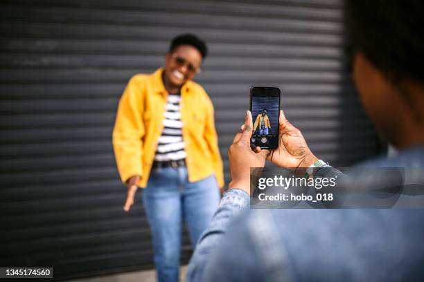 social media dance challenge on the street - dance challenge stock pictures, royalty-free photos & images