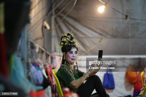 chinese opera troupe - chinese opera makeup stock pictures, royalty-free photos & images