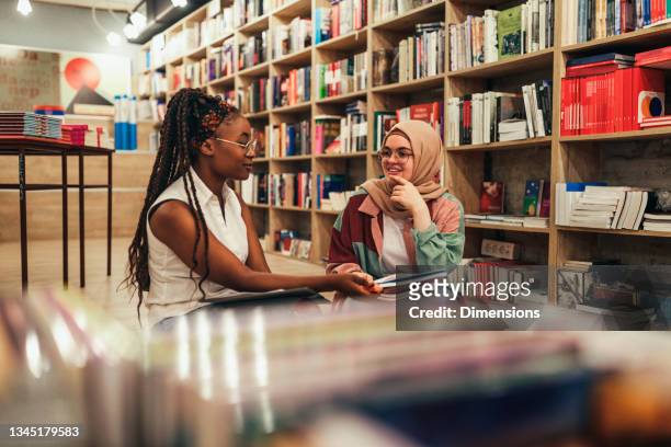 multiracial people in college library. - veil stockfoto's en -beelden