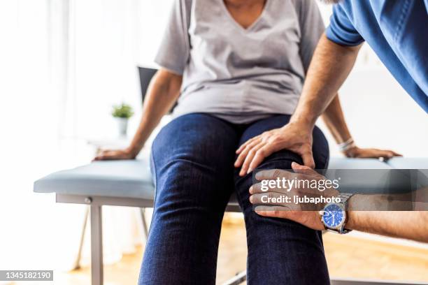 support for strained muscles - female knee pain stockfoto's en -beelden