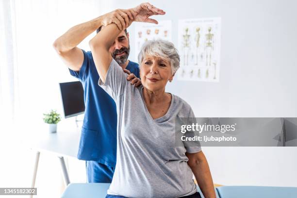hai tenuto troppa tensione nella schiena - fisioterapia foto e immagini stock