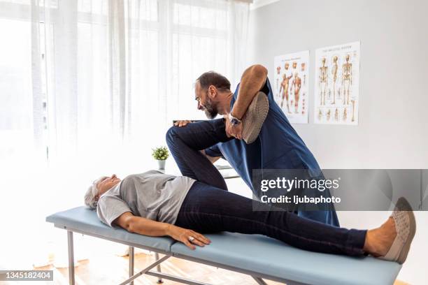 we're going to take recovery one step at a time - osteopathie stockfoto's en -beelden