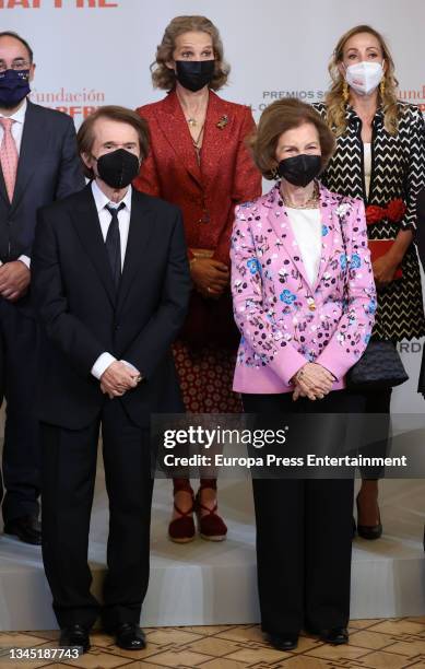 Singer Raphael, Infanta Elena and Queen Sofia pose for the media at the Fundacion MAPFRE Social Awards ceremony on October 6 in Madrid, Spain. The...