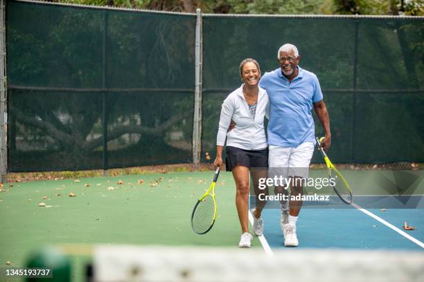 casal negro sênior na quadra de tênis - african american couple - fotografias e filmes do acervo