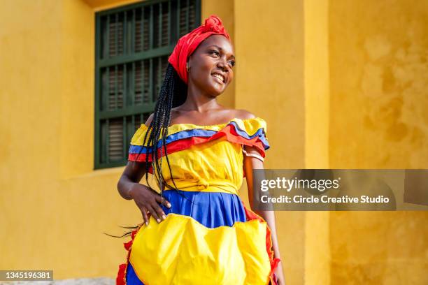 colombian woman in cartagena de indias - colombian ethnicity stockfoto's en -beelden