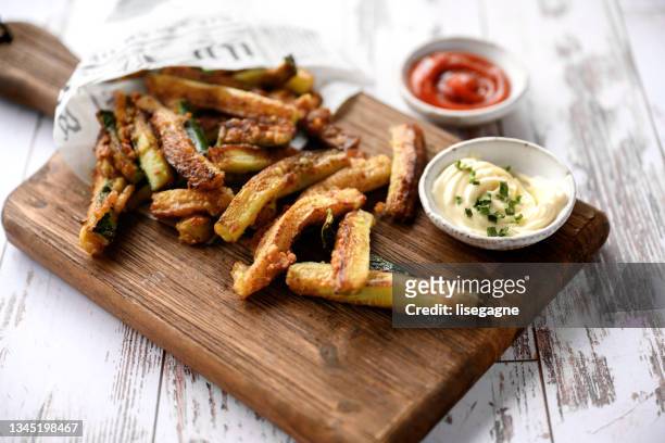 zucchini pommes frites - courgette stock-fotos und bilder