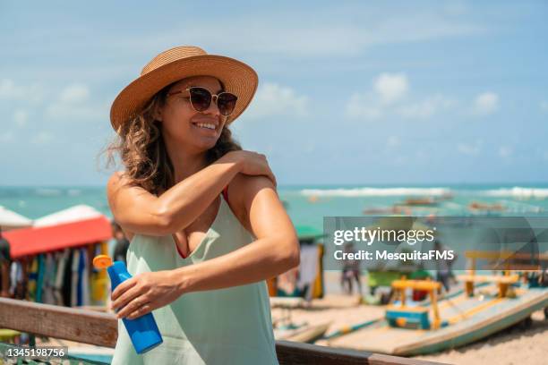 ビーチでの日焼け止め - sunscreen ストックフォトと画像