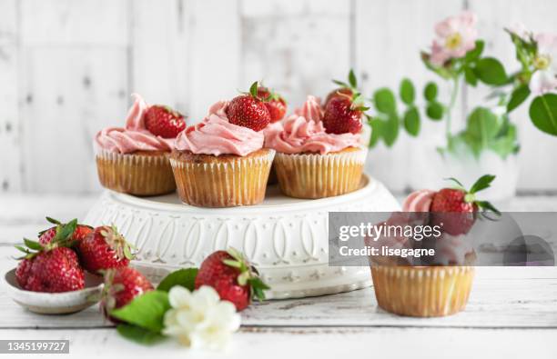 erdbeer-cupcakes - cupcake stock-fotos und bilder