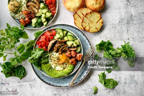 salade de petit-déjeuner - avocat légume photos et images de collection